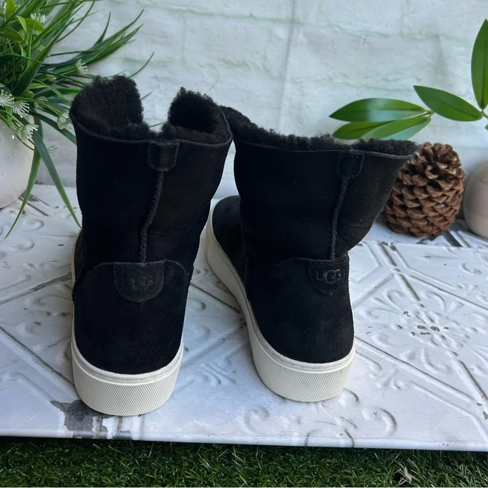 UGG Women's Lynus High Top Sneaker Black Suede Size 7.5 like new